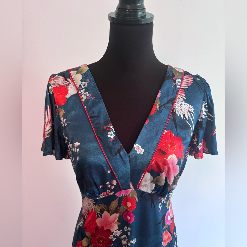 Beautiful dress bought in Europe. Smooth material and lovely pattern.